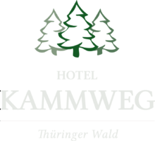 Logo des Hotel Kammweg am Rennsteig im Thüringer Wald mit stilisierten grünen Tannenbäumen.