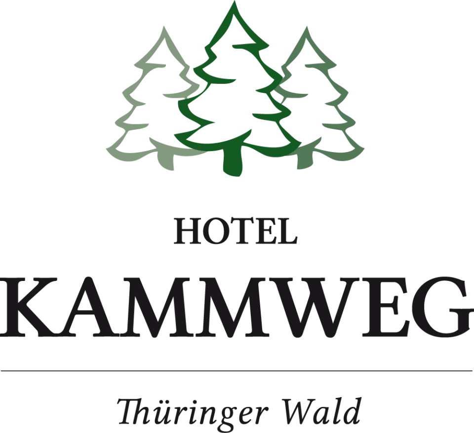 Logo des Hotel Kammweg am Rennsteig im Thüringer Wald mit stilisierten grünen Tannenbäumen.