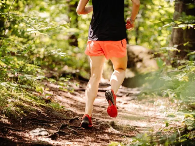 Aktiver Gast beim Trailrunning auf einem Waldweg im Thüringer Wald, nahe Hotel Kammweg am Rennsteig.