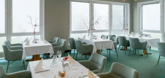 Gemütliches Restaurant mit elegant gedeckten Tischen und großen Fenstern im Hotel Kammweg am Rennsteig.