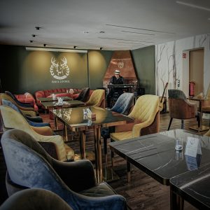 Gemütliche Bar & Lounge mit Live-Musik und stilvollen Sitzgelegenheiten im Holzschuh’s Schwarzwaldhotel.