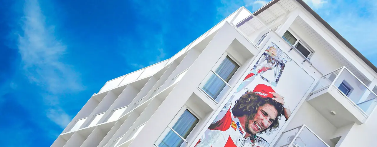 Hotel Atlantic & Spa in Pesaro – Moderne Hotelfassade mit Marco Simoncelli Wandbild | Wellnesshotel Adriaküste