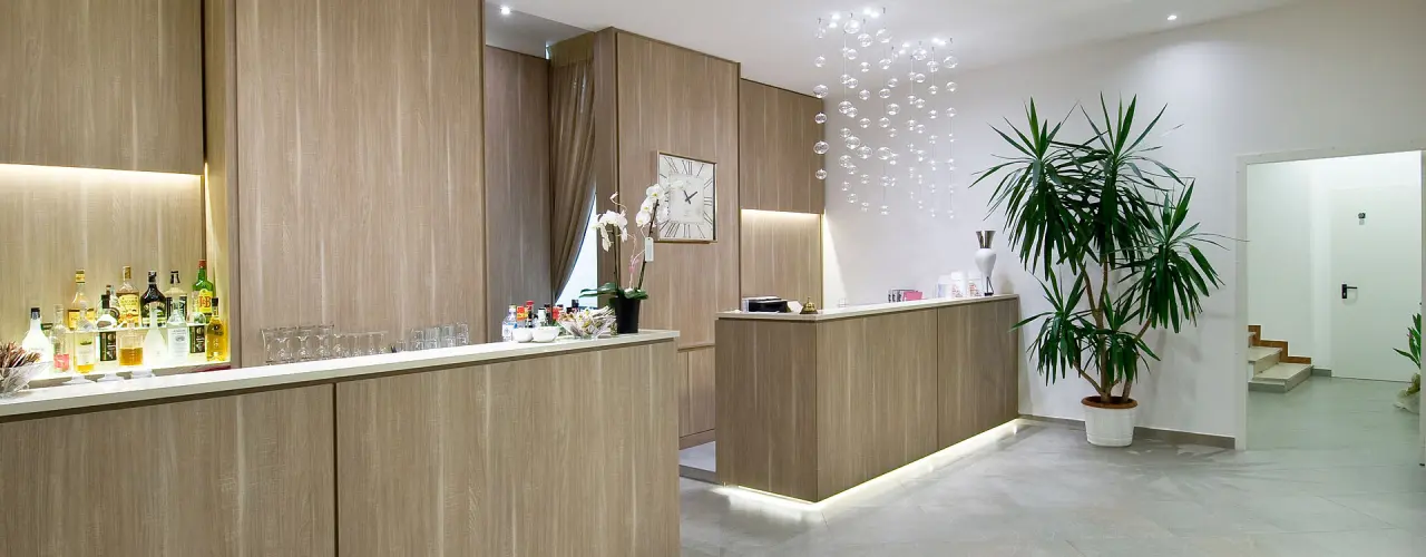 Hotel Atlantic & Spa in Pesaro – Moderner Empfangsbereich und Hotelbar in Holzoptik | Wellnesshotel Adriaküste