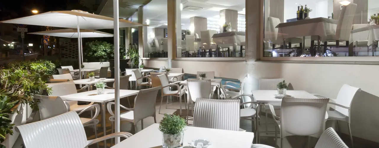 Hotel Atlantic & Spa in Gabicce Mare – Beleuchtete Restaurant-Terrasse bei Nacht | Wellnesshotel Adriaküste