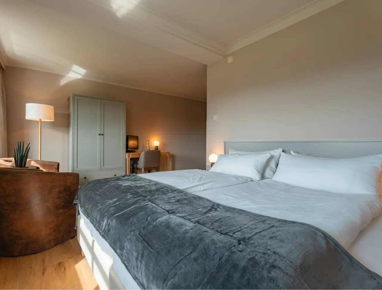 Komfortables Doppelzimmer mit Schreibtisch und Lesesessel im Relaxhotel Sachsenbaude.