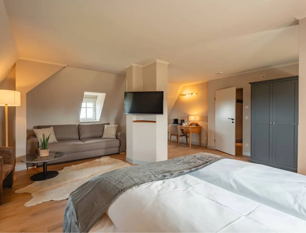 Gemütliches Doppelzimmer mit Sofa, Schreibtisch und TV im Relaxhotel Sachsenbaude.