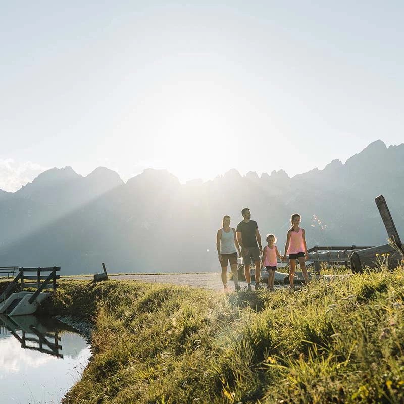 Hotel Brennerspitz in Neustift im Stubaital – Familie beim Wandern in den Stubaitaler Alpen | Wellnesshotel Stubaital