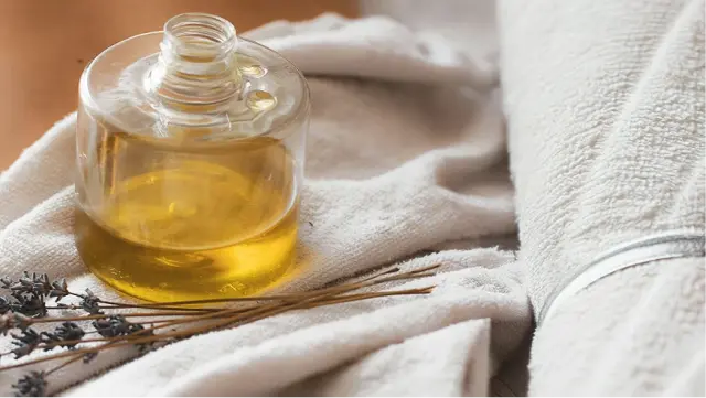 Massageöl und Lavendel auf einem Handtuch im Wellnessbereich des Hotel Sante Royale Bad Brambach.
