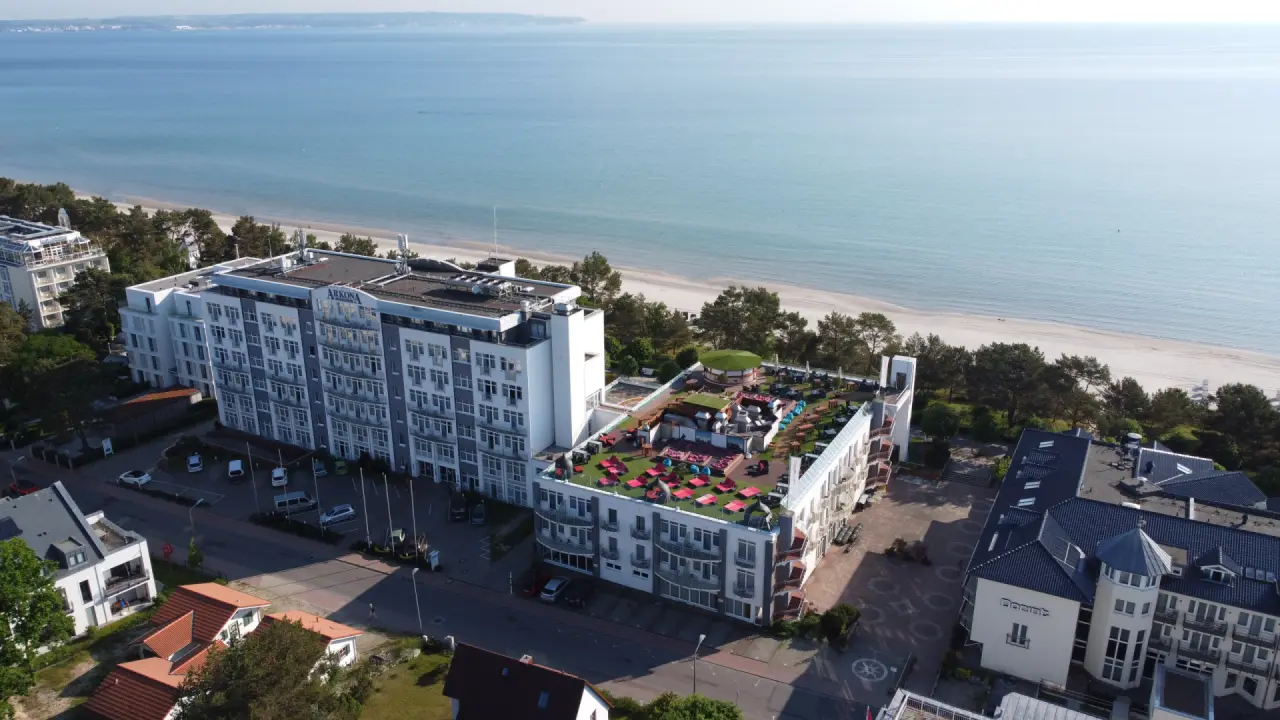 Arkona Strandhotel in Binz – Luftaufnahme mit Dachterrasse und Ostseestrand | Wellnesshotel Rügen