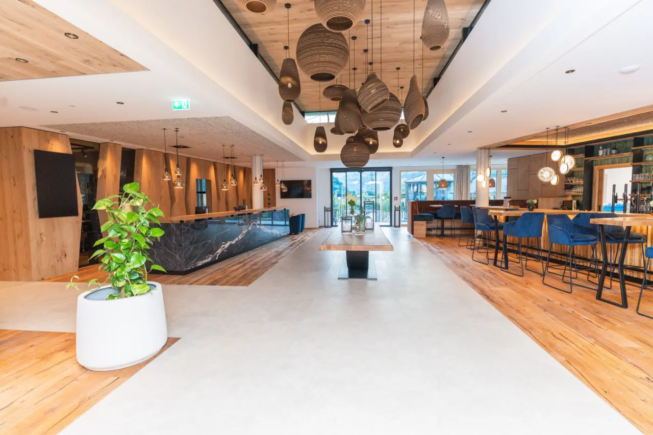 Moderne Hotel-Lobby mit Rezeption, Bar und Lounge-Bereich im Ferienhotel Sonnenhof****.