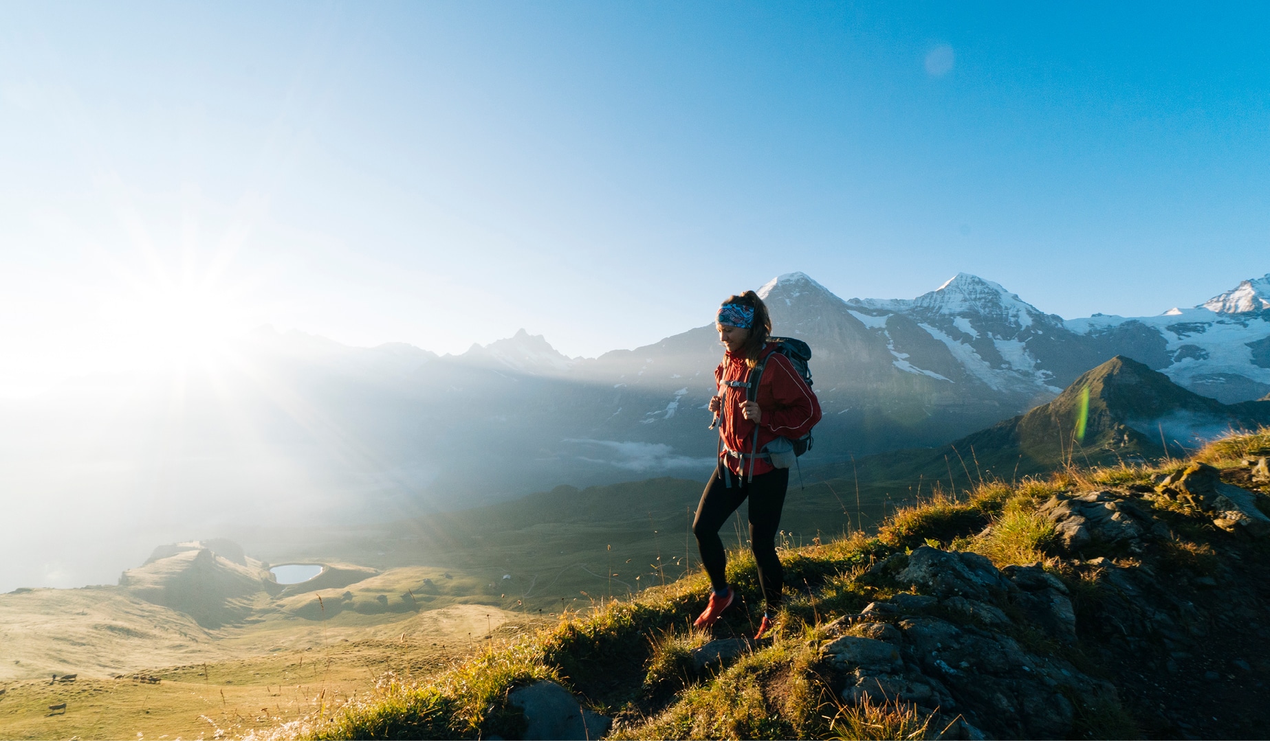 Das Alpenhaus Gasteinertal in Bad Hofgastein – Wanderin mit Rucksack in den Bergen | Wellnesshotel Gasteinertal
