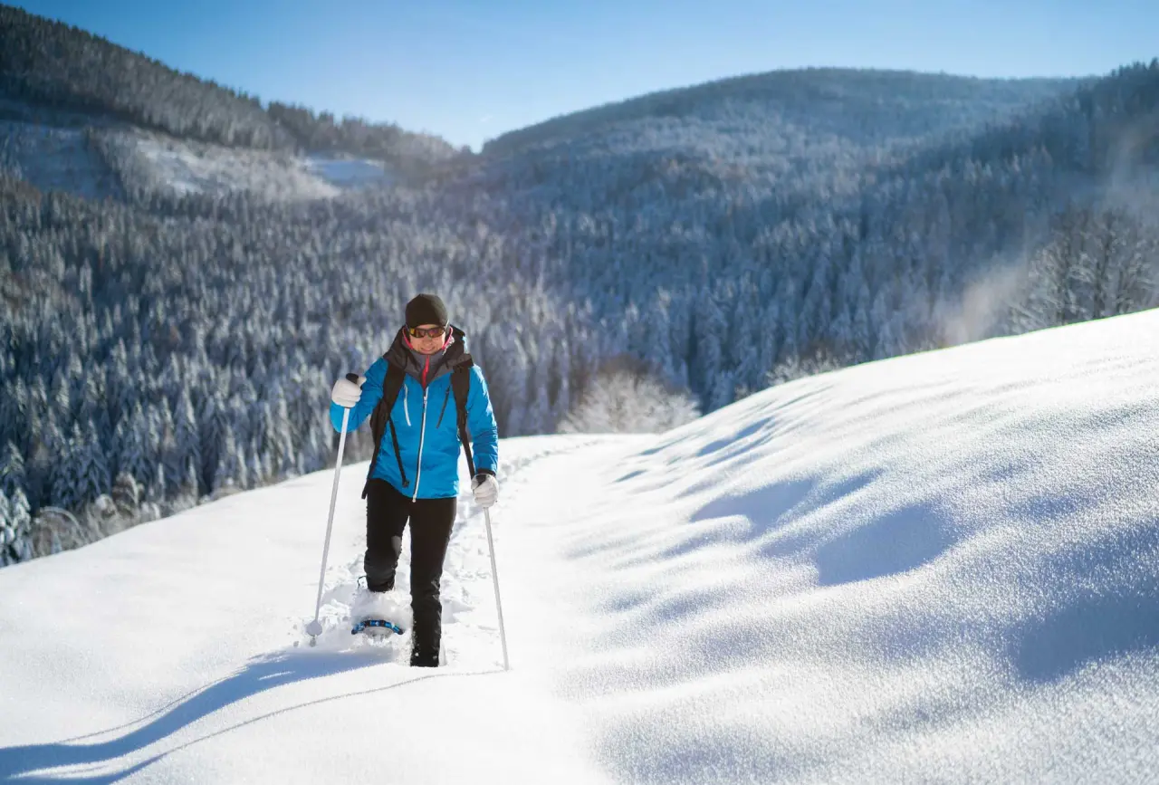 Das Alpenhaus Gasteinertal in Bad Hofgastein – Schneeschuhwanderer in verschneiter Winterlandschaft | Wellnesshotel Gasteinertal