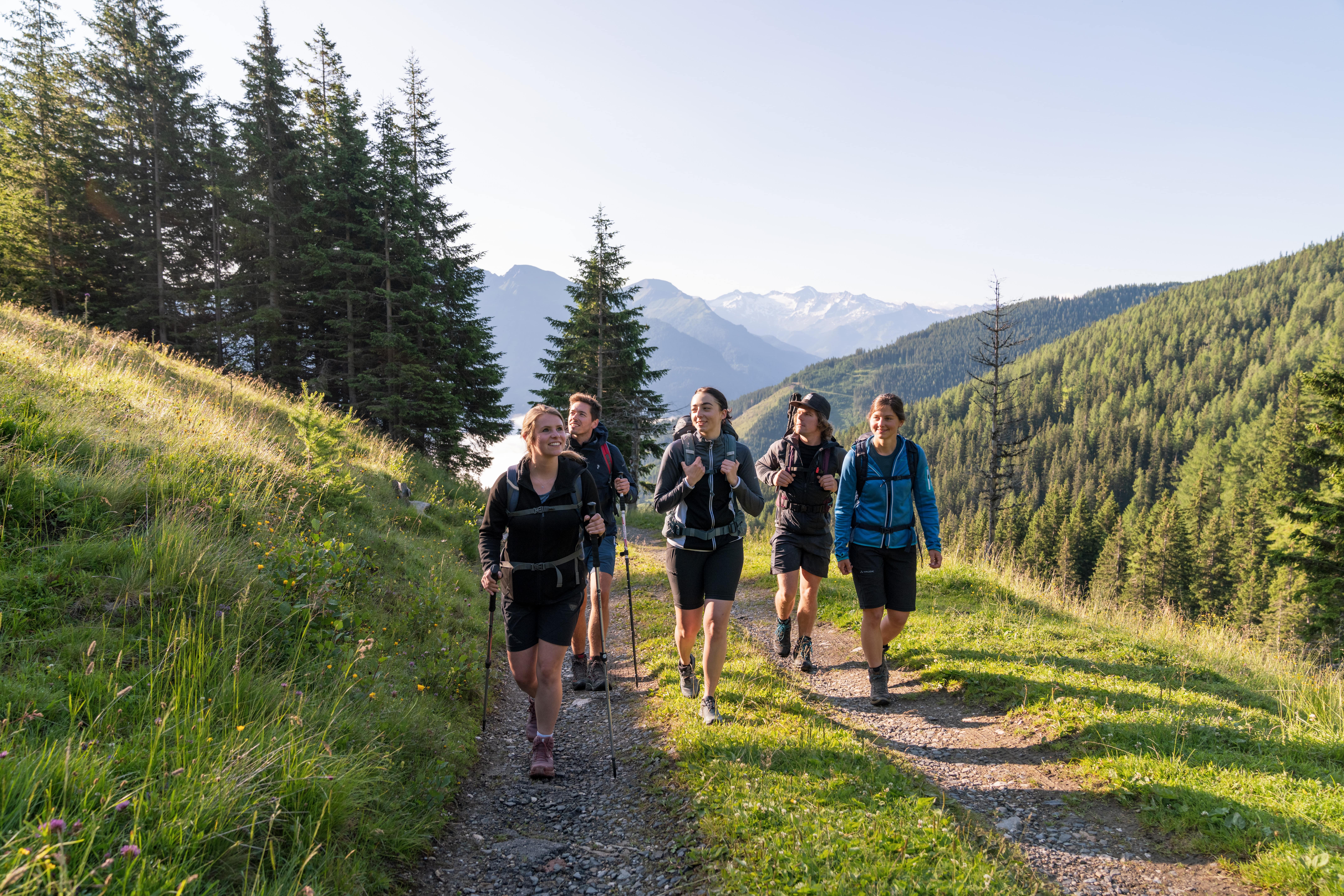 Das Alpenhaus Gasteinertal in Bad Hofgastein – Wandergruppe auf Bergpfad in den Alpen | Wellnesshotel Gasteinertal