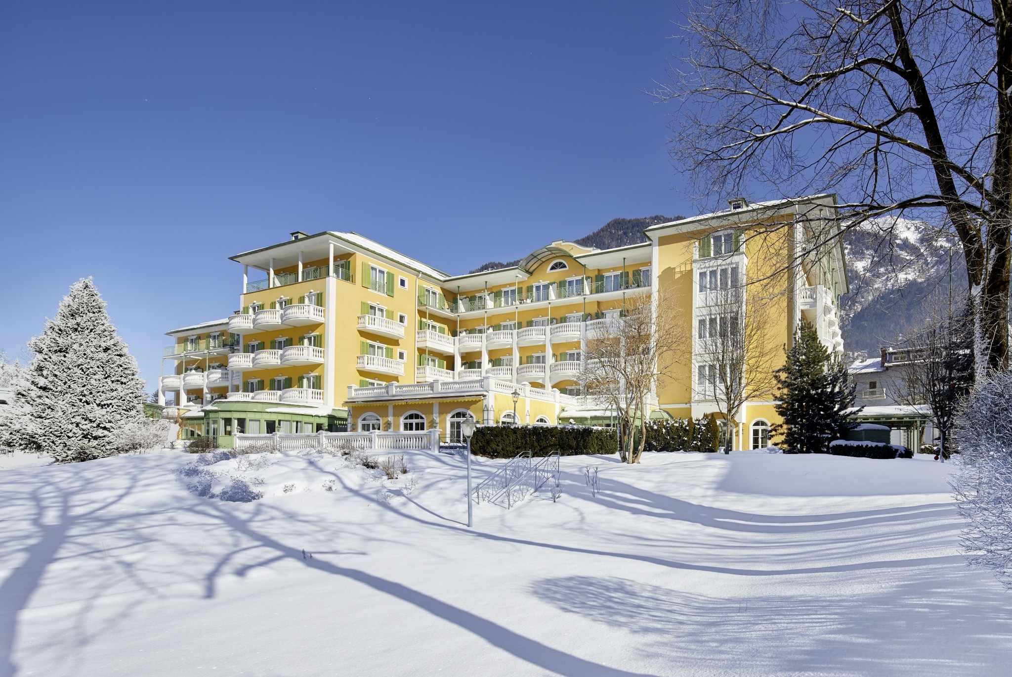 Das Alpenhaus Gasteinertal in Bad Hofgastein – Hotel-Außenansicht im Winter mit Schnee | Wellnesshotel Gasteinertal