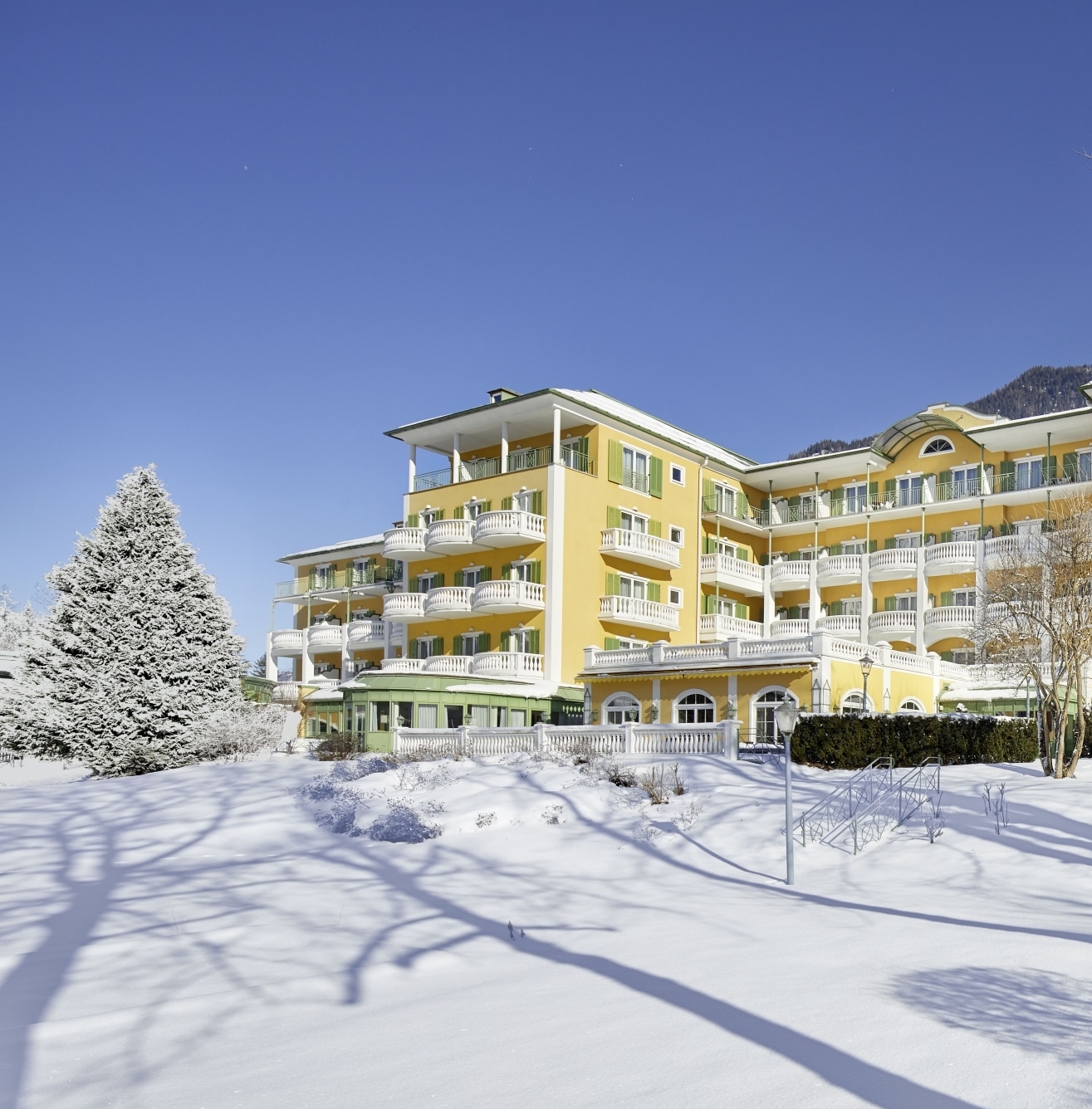 Das Alpenhaus Gasteinertal in Bad Hofgastein – Hotel-Außenansicht im Winter mit Schnee | Wellnesshotel Gasteinertal
