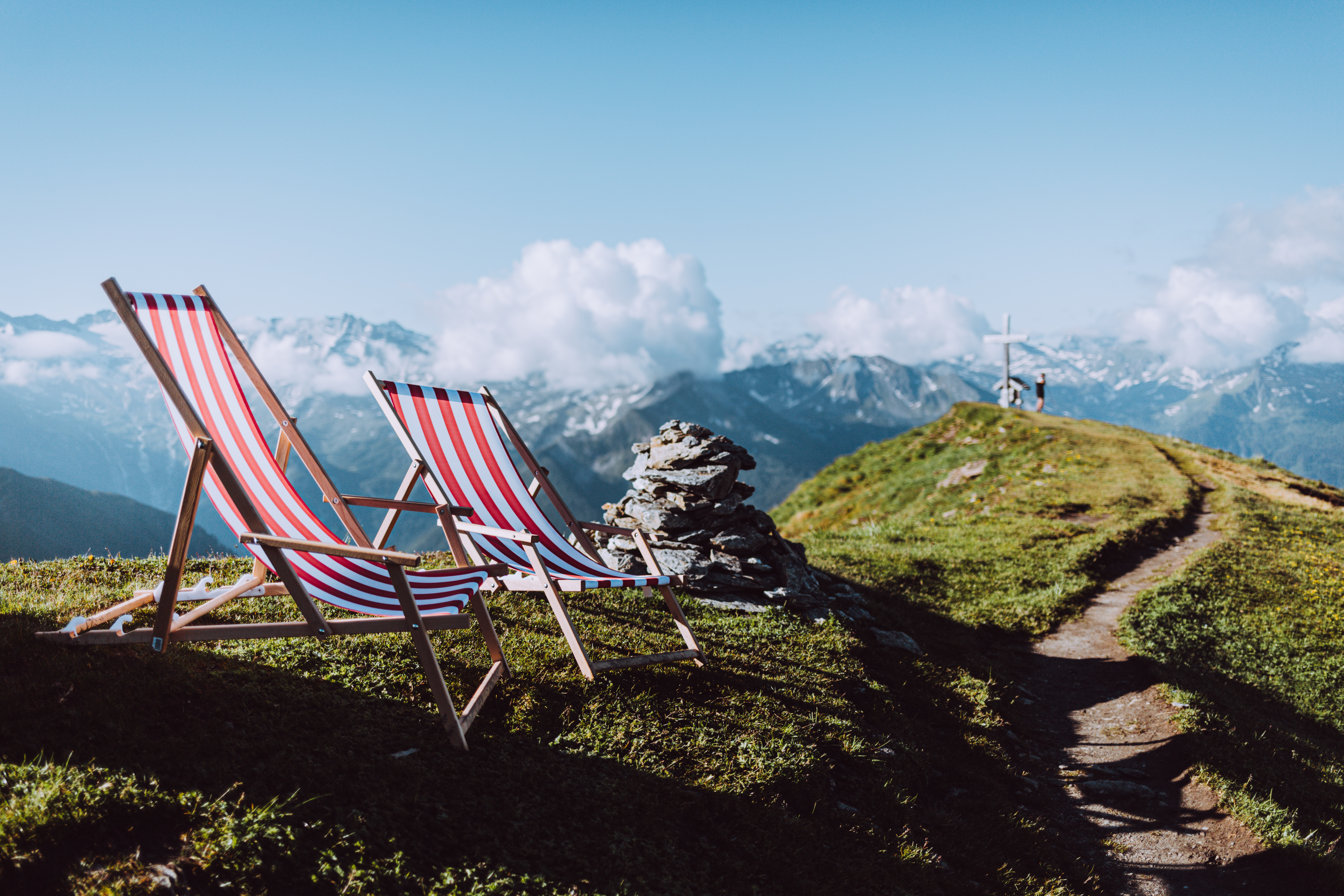 Das Alpenhaus Gasteinertal in Bad Hofgastein – Liegestühle auf Berggipfel mit Panoramablick | Wellnesshotel Gasteinertal