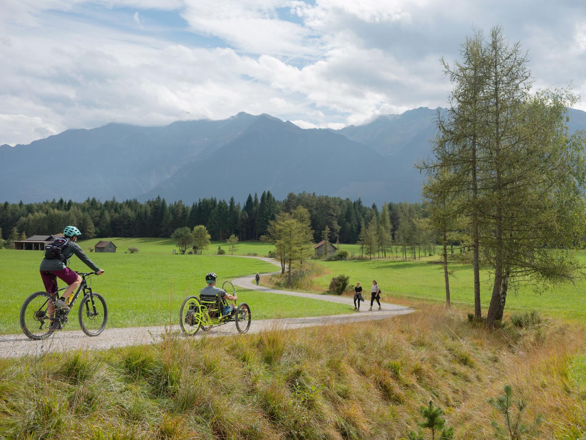 Hotel Seppl in Mutters – Radfahrer und Wanderer in der Natur mit Alpenpanorama | Wellnesshotel Tirol