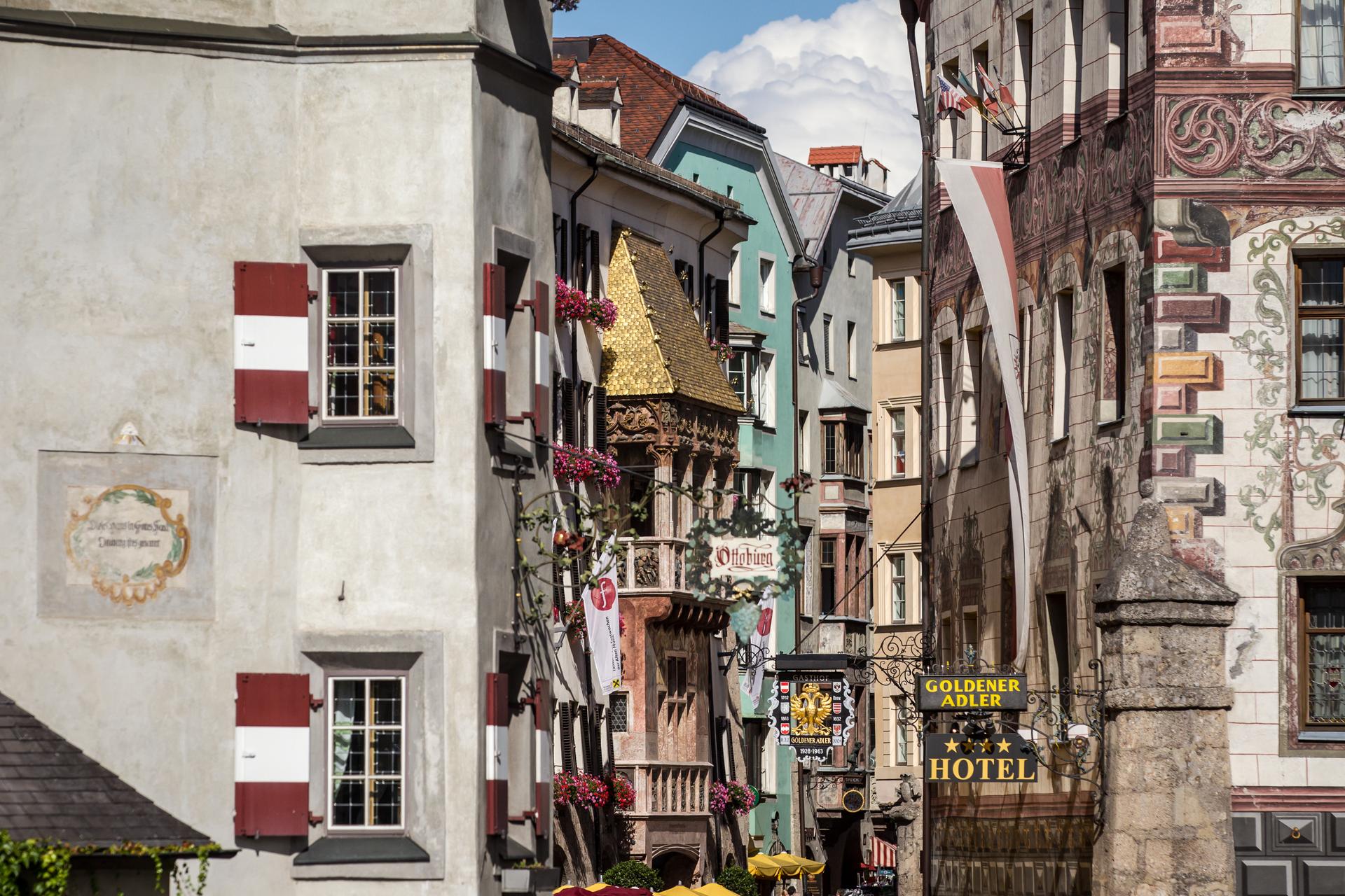 Hotel Seppl in Mutters – Historische Gasse in der Altstadt mit traditionellen Gebäuden | Wellnesshotel Tirol