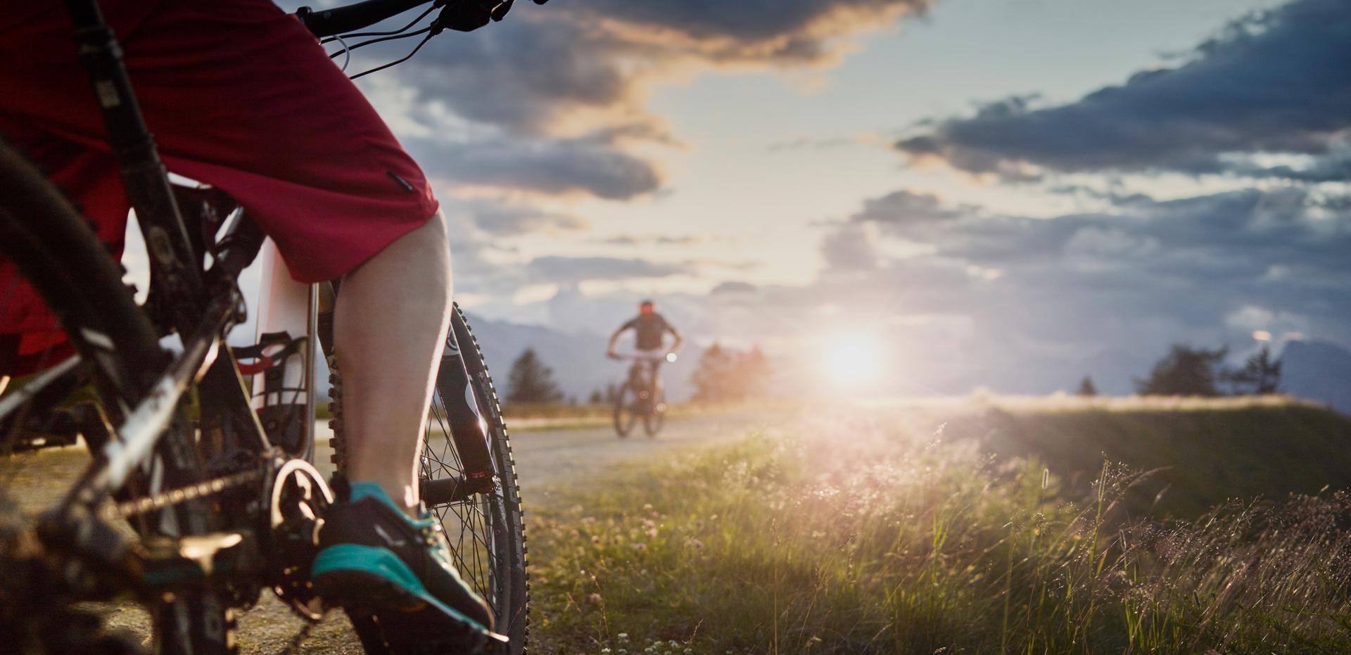 Hotel Seppl in Mutters – Mountainbiker bei Sonnenuntergang in den Bergen | Wellnesshotel Tirol