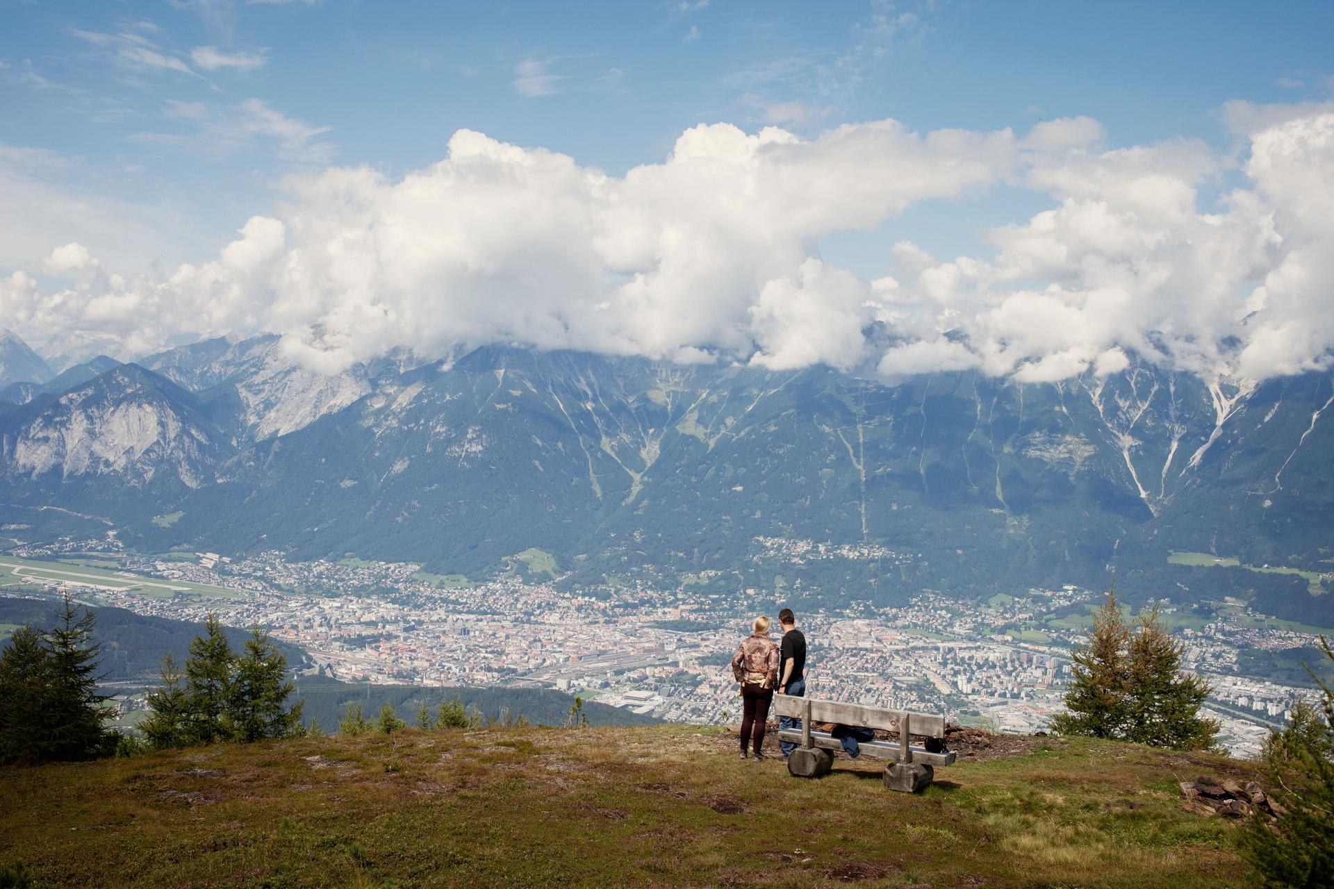 Hotel Seppl in Mutters – Paar genießt den Ausblick auf die Berge und Innsbruck | Wellnesshotel Tirol