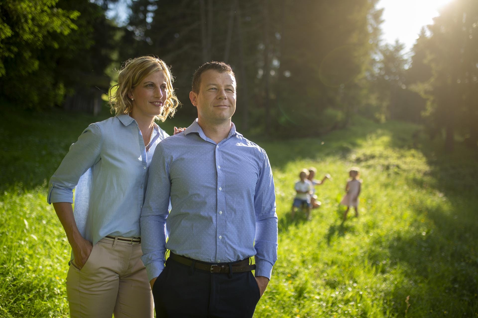 Hotel Seppl in Mutters – Glückliches Paar mit Kindern im Grünen bei Sonnenlicht | Wellnesshotel Tirol