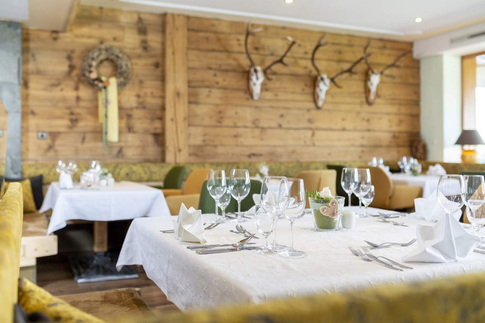 Hotel Seppl in Mutters – Gemütlicher Restaurantbereich mit traditioneller Holzvertäfelung | Wellnesshotel Tirol