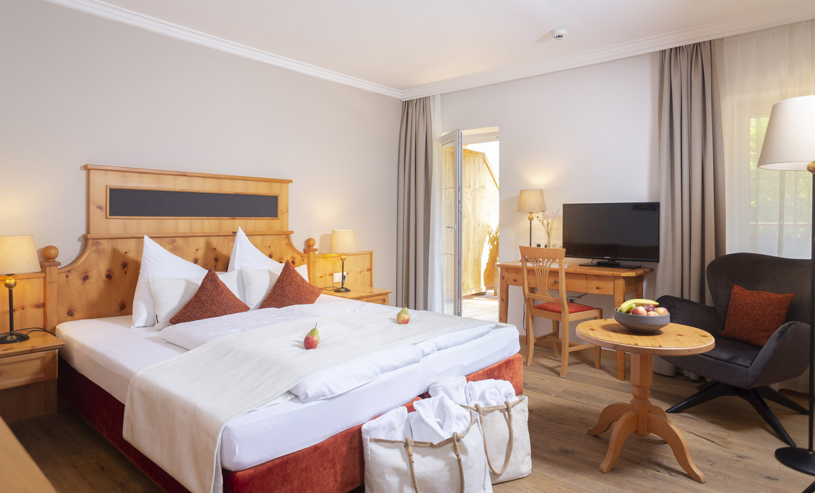 Hotel Seppl in Mutters – Gemütliches Doppelzimmer mit Holzelementen und Balkonzugang | Wellnesshotel Tirol