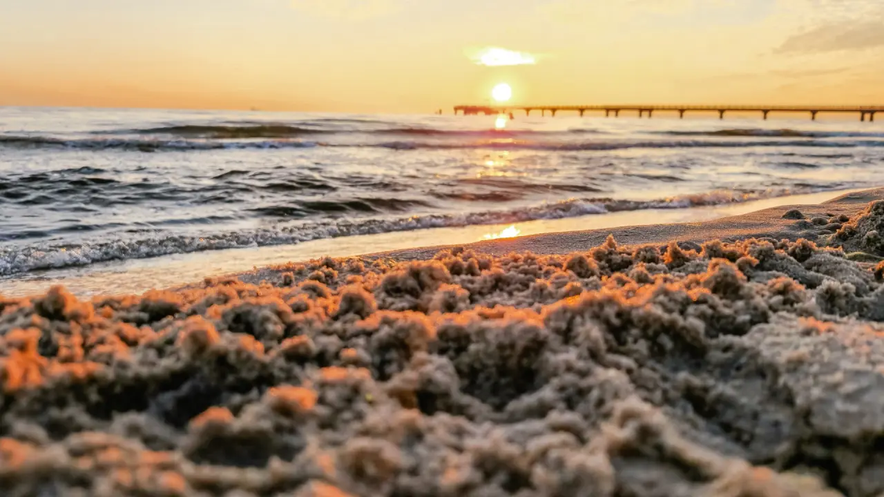 Goldener Sonnenuntergang am Strand von Ahlbeck mit Seebrücke, ein entspannender Anblick nahe Das Ahlbeck Hotel & Spa.