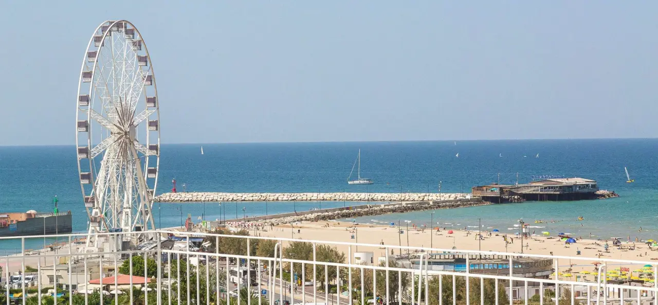 Hotel Milton in Rimini – Blick vom Balkon auf den Strand und das Riesenrad | Wellnesshotel Adriaküste
