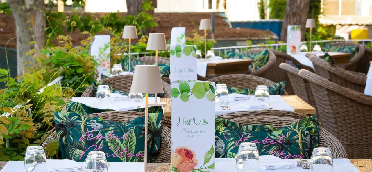 Hotel Milton in Rimini – Gedeckte Tische auf der grünen Außenterrasse | Wellnesshotel Adriaküste