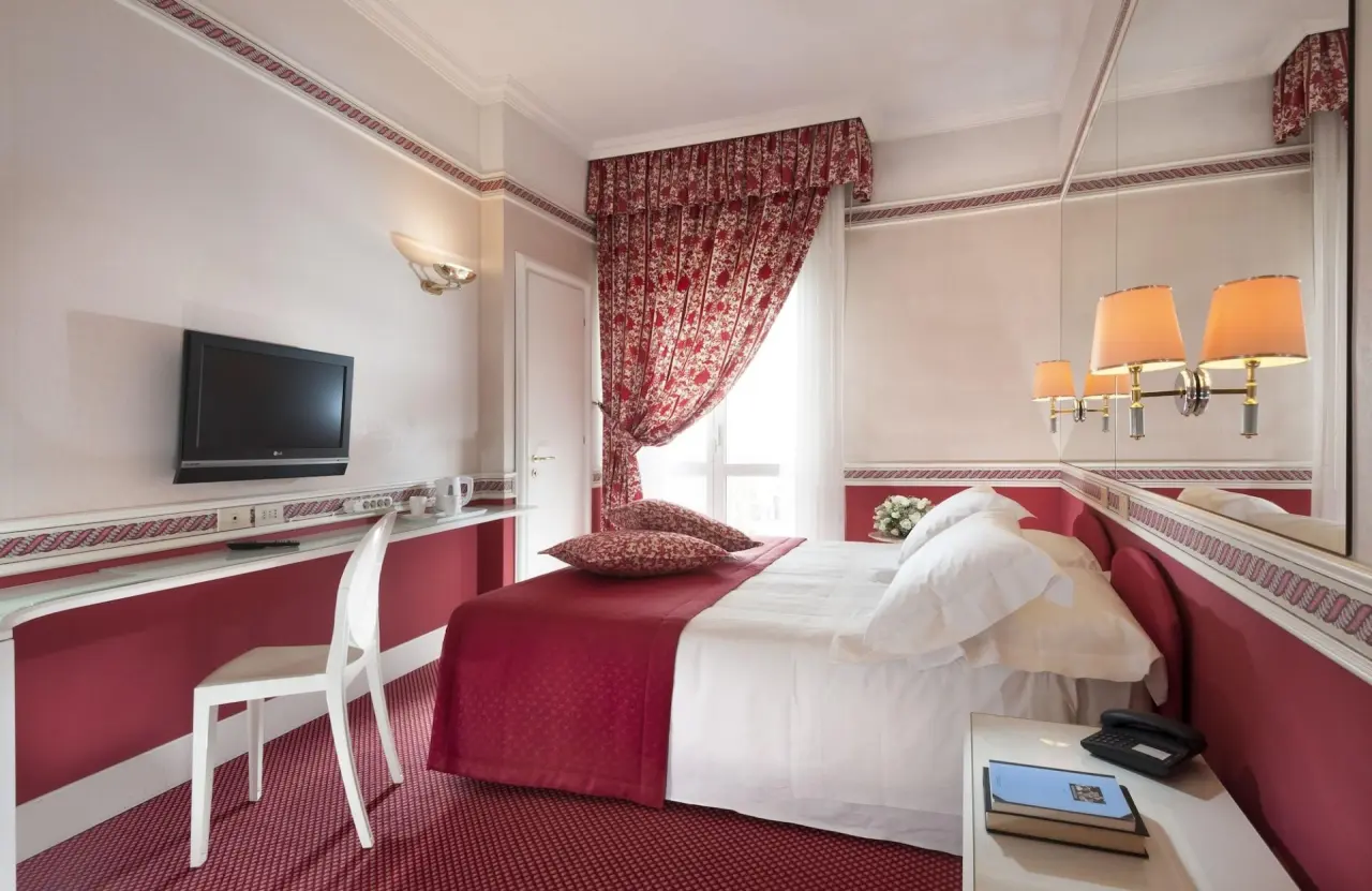 Hotel Milton in Rimini – Klassisches Doppelzimmer mit rotem Dekor und Spiegelwand | Wellnesshotel Adriaküste