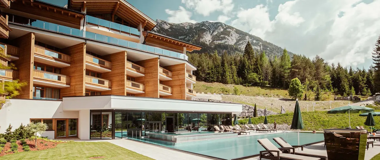 Modernes Wellnesshotel Hotel Reiterhof mit Aussenpool und Bergpanorama in den Alpen