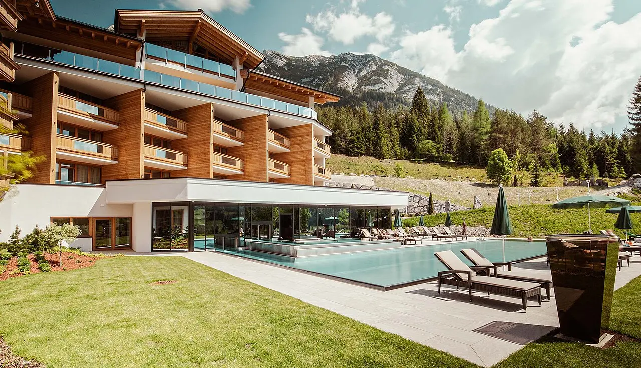 Modernes Wellnesshotel Hotel Reiterhof mit Aussenpool und Bergpanorama in den Alpen