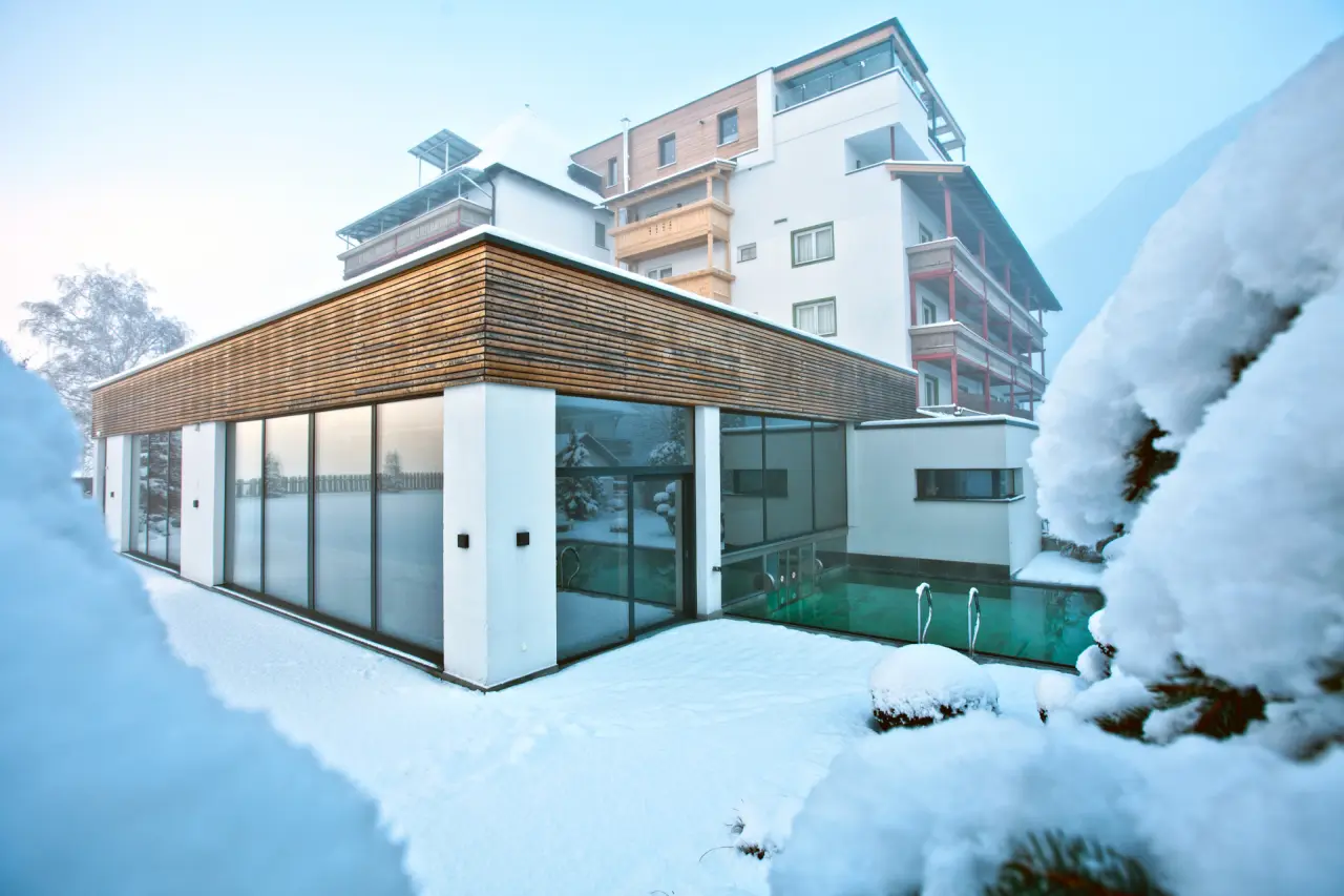 Beheizter Aussenpool im Schnee des Hotel Truyenhof, ideal für Wellness im Winter.