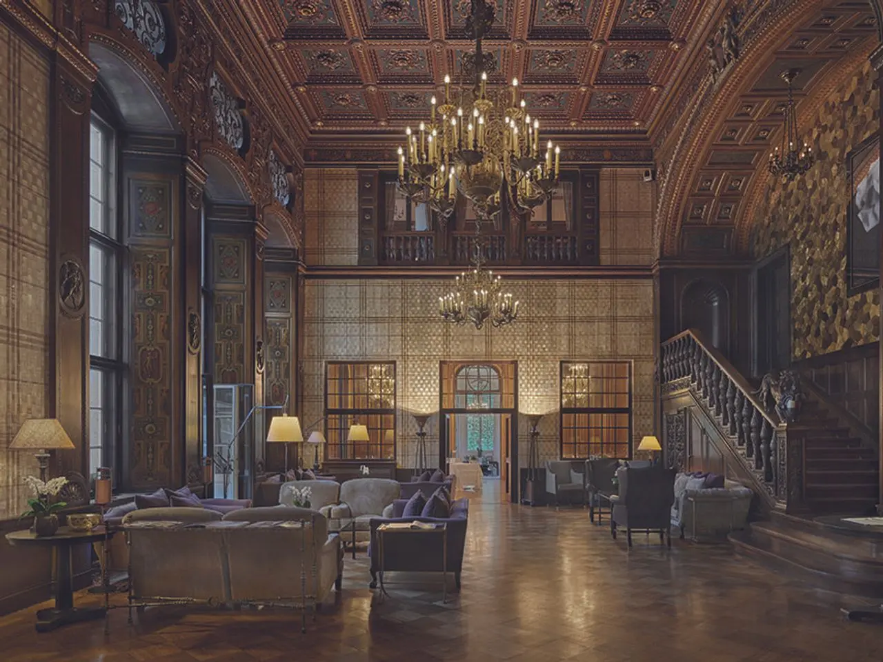 Opulente Lobby des Patrick Hellmann Schlosshotels mit hohen Decken, Kronleuchtern und luxuriösen Sitzbereichen.