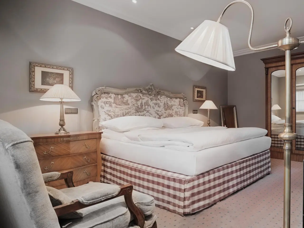 Elegantes Doppelzimmer im klassischen Stil mit Himmelbett und antiken Möbeln im Patrick Hellmann Schlosshotel.
