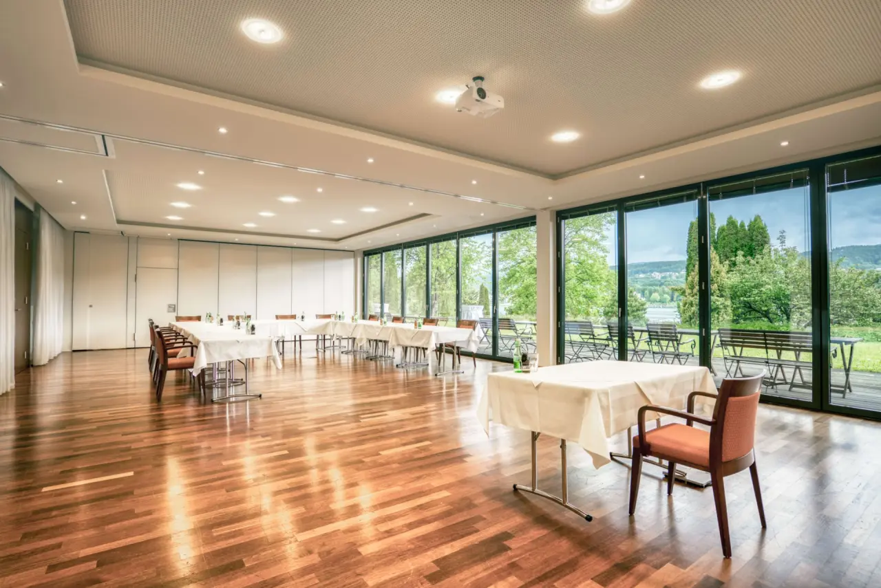 Heller Konferenzraum mit Seeblick und Terrasse im Hotel Parks Velden, ideal für Meetings und Veranstaltungen.