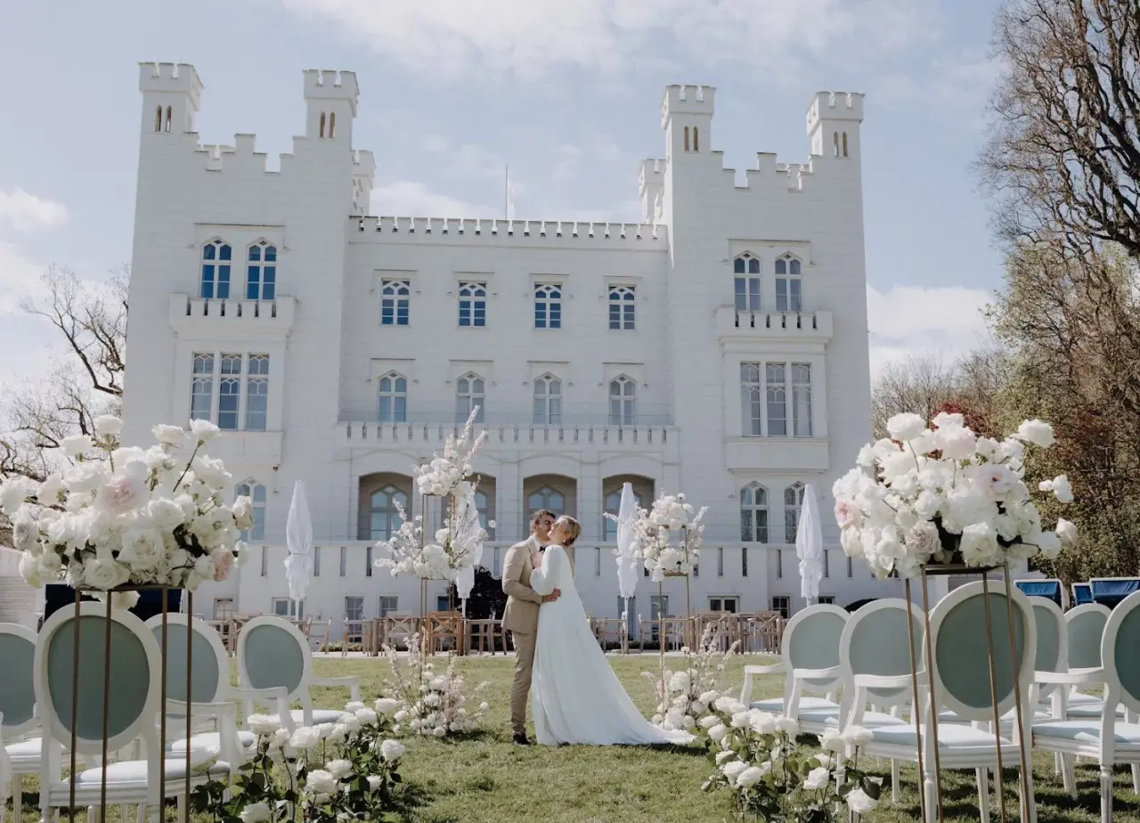 Hochzeitszeremonie im festlich dekorierten Garten vor dem majestätischen Grand Hotel Heiligendamm.