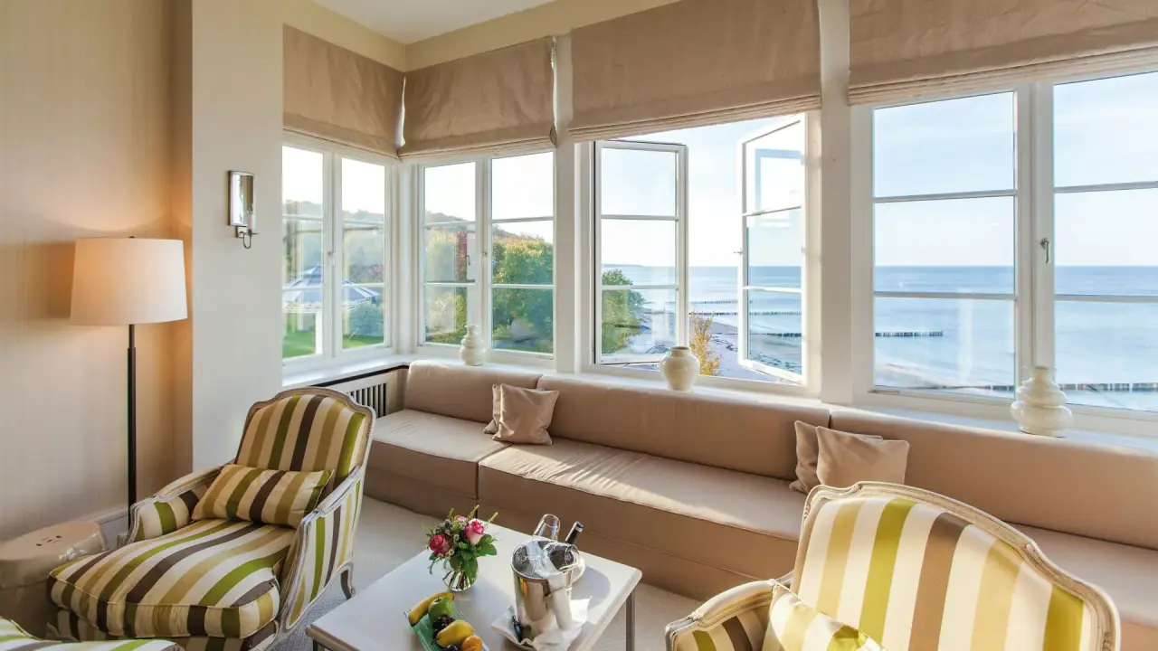 Luxuriöses Hotelzimmer im Grand Hotel Heiligendamm mit Meerblick auf die Ostsee und gemütlicher Sitzecke.