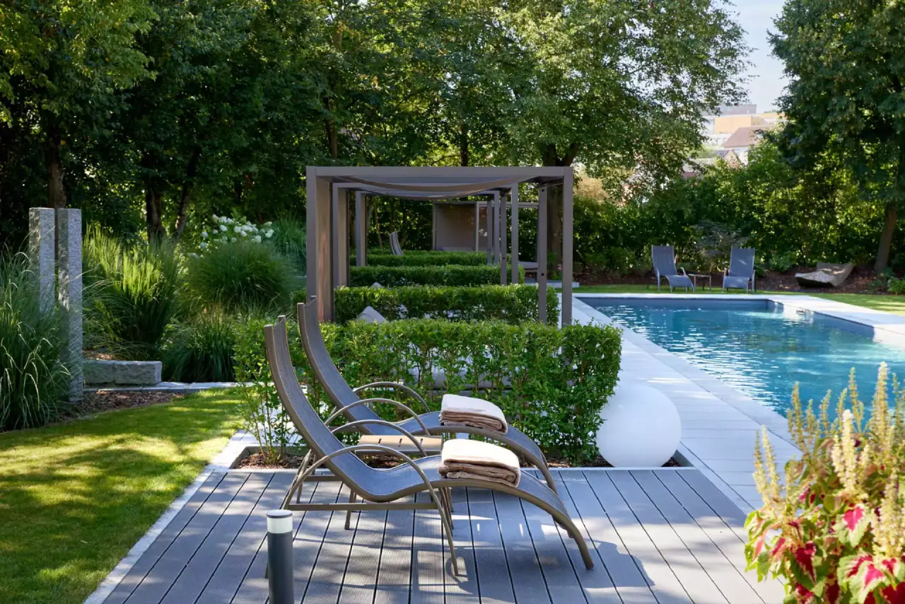 Gepflegter Aussenpool mit Sonnenliegen und grüner Gartenanlage im Das Götzfried**** Kultur- und Spahotel.