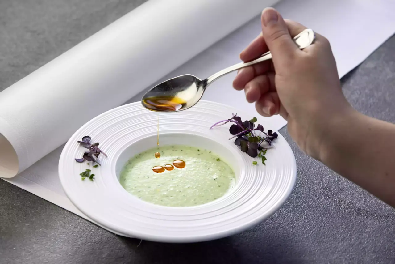 Fein angerichtete grüne Suppe mit Öl-Garnitur im Restaurant des Götzfried**** Kultur- und Spahotels.
