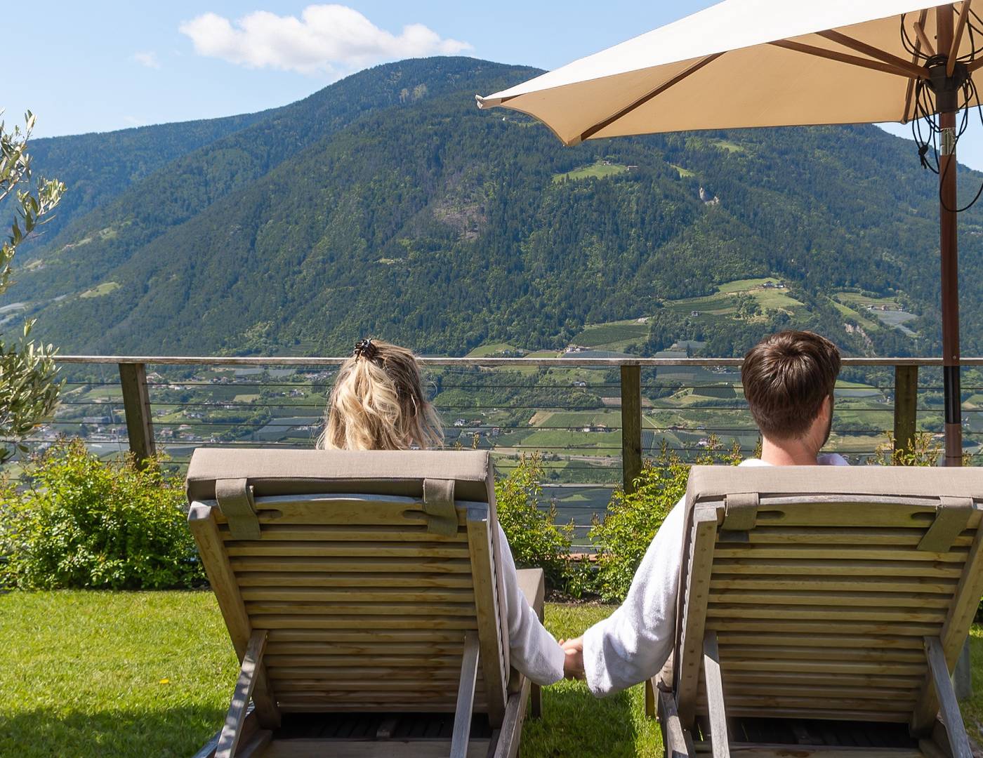 SPA & Relax Hotel Erika in Dorf Tirol – Paar entspannt auf Liegen mit Panoramablick auf die Berge | Wellnesshotel Südtirol