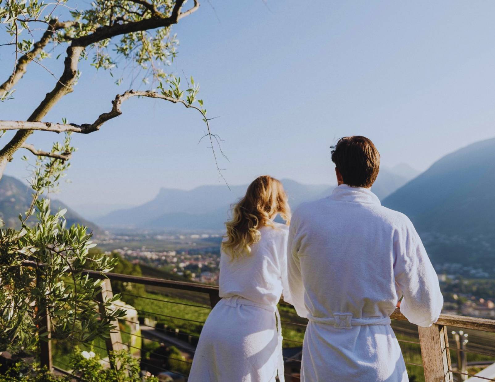 SPA & Relax Hotel Erika in Dorf Tirol – Paar in Bademänteln genießt den Panoramablick | Wellnesshotel Südtirol
