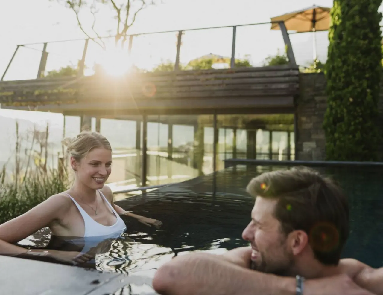 SPA & Relax Hotel Erika in Dorf Tirol – Paar entspannt im Außenpool bei Sonnenschein | Wellnesshotel Südtirol