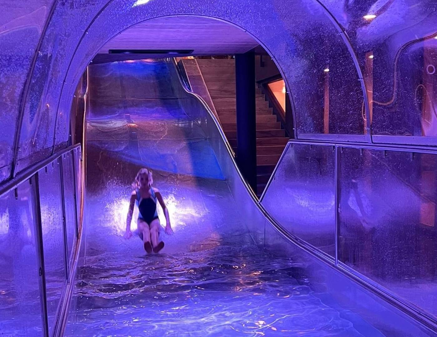 SPA & Relax Hotel Erika in Dorf Tirol – Kind auf einer beleuchteten Wasserrutsche | Wellnesshotel Südtirol