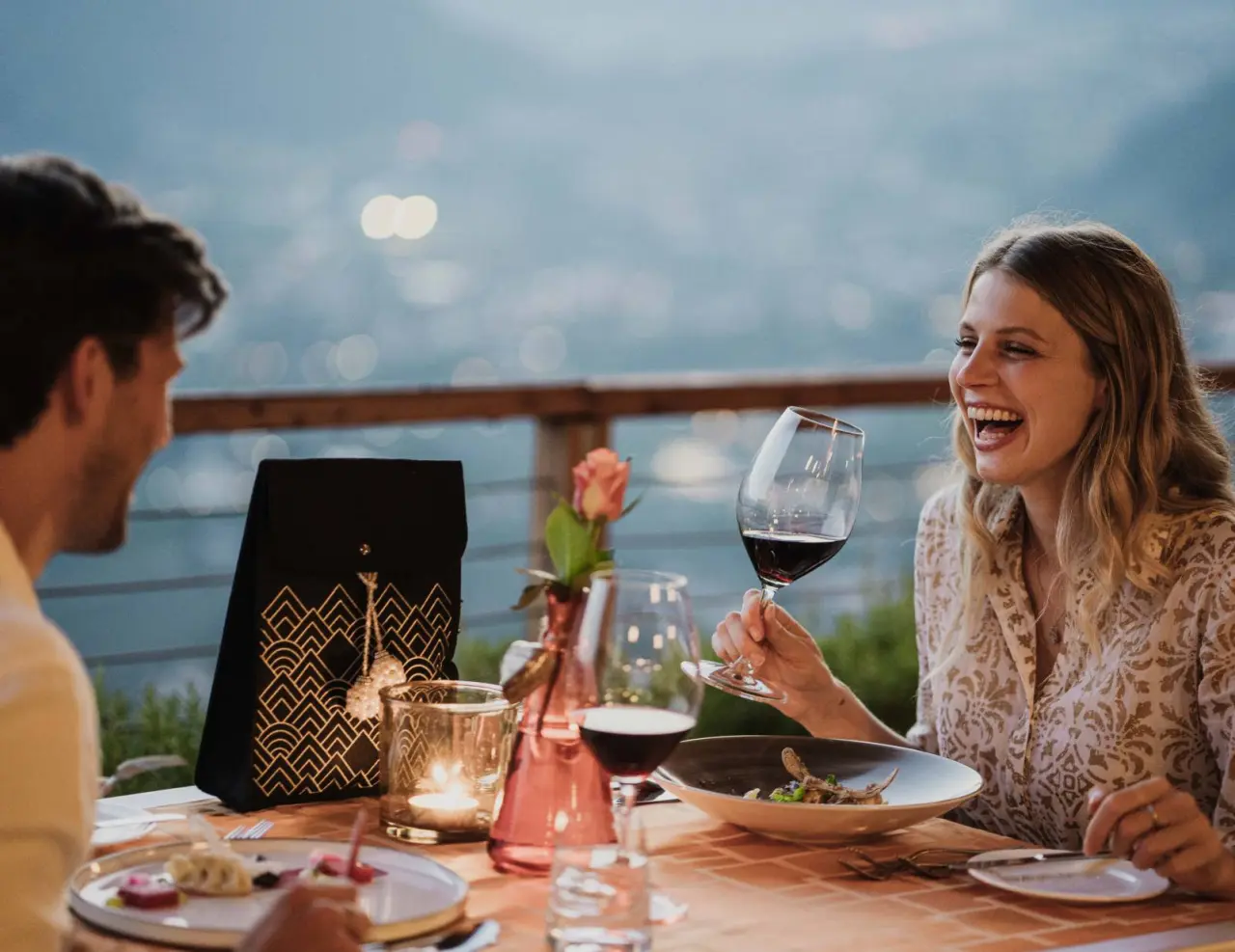 SPA & Relax Hotel Erika in Dorf Tirol – Paar beim Abendessen auf der Terrasse mit Bergblick | Wellnesshotel Südtirol