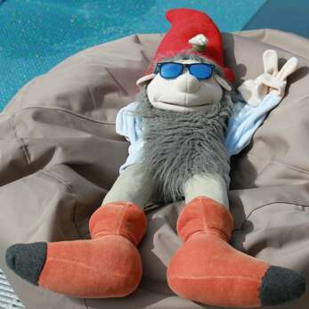 Stoffzwerg mit Sonnenbrille und Friedenszeichen am Pool des Kleinwalsertaler Rosenhofs