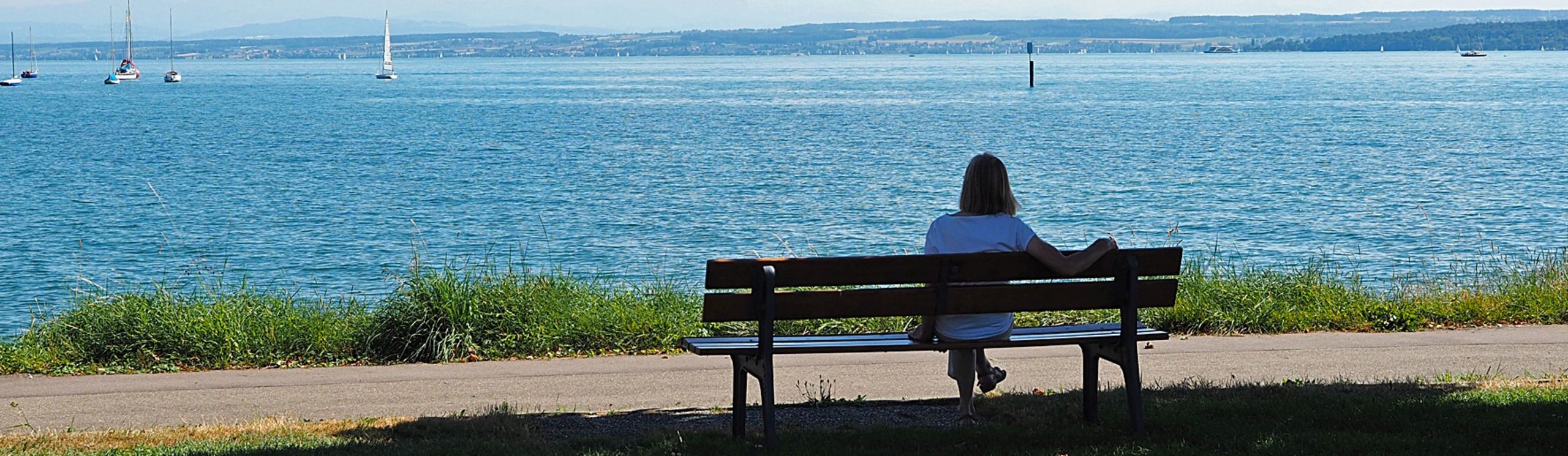 Bodensee Hotel Storchen Spa & Wellness in Uhldingen-Mühlhofen – Frau genießt den Blick auf den Bodensee | Wellnesshotel Bodensee