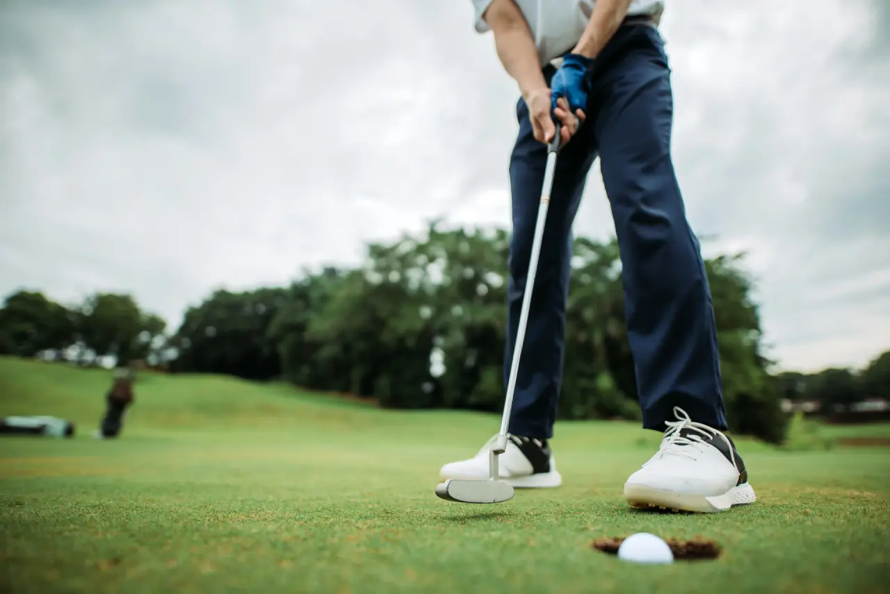 Hotel Seehof in Kössen – Golfer beim Putten auf dem Grün | Wellnesshotel Tirol