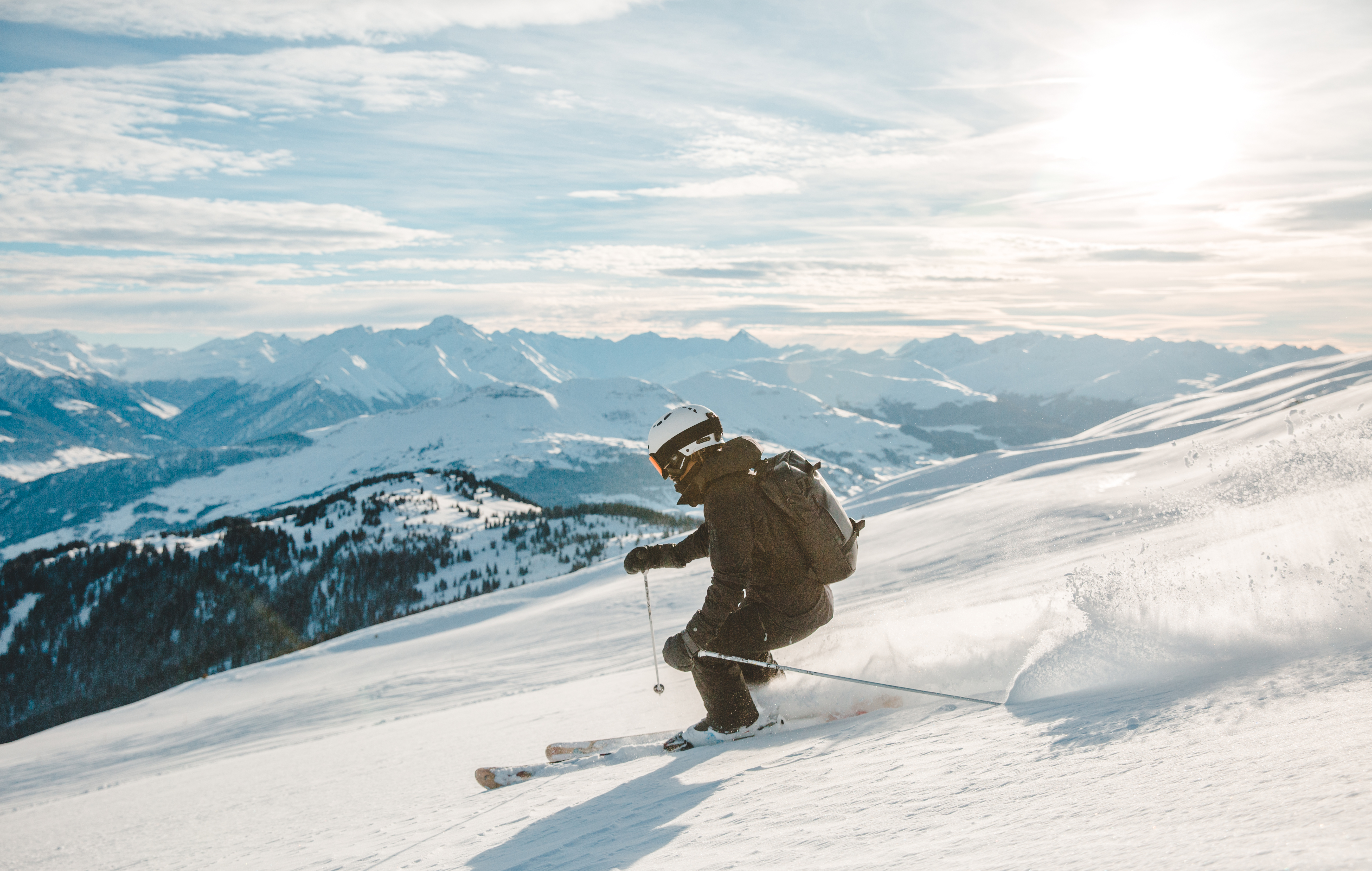 Hotel Seehof in Kössen – Skifahrer im Tiefschnee mit beeindruckendem Bergpanorama | Wellnesshotel Tirol